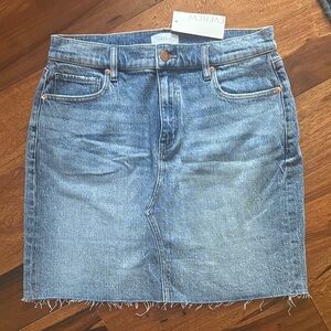 Evereve Blue Denim Skirt with Frayed Hem — size 30